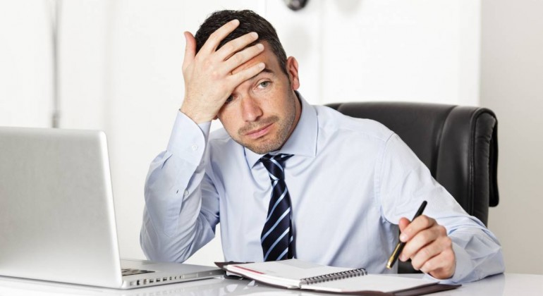 La productividad laboral baja con el estrés financiero